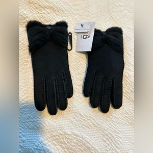 UGG Women’s Black Shearling Sheepskin Gloves Turned Bow Cuff NWT- Size S/P
